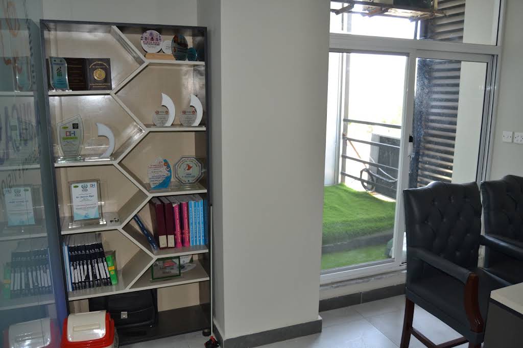 Professional awards, reference books and seating inside Albucasis clinic